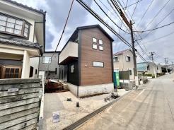 前面道路は広く、駐車がしやすいです。駐車スペース2台分ございます。