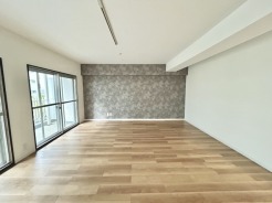 家族や友人、両親、親戚とこれから沢山の時間を紡ぐのだろう。そこを彩るのは窓から見える青い空、心地よい緑。そんなイメージが膨らむリビングスペース。