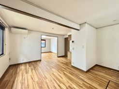 家族団欒のリビング。陽光差し込む食卓には家族の会話とスマイルが溢れます。いつまでもここで食卓を囲みたくなる、そう感じさせてくれるスペース。