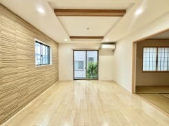 家族や友人、両親、親戚とこれから沢山の時間を紡ぐのだろう。そこを彩るのは窓から見える青い空、心地よい緑。そんなイメージが膨らむリビングスペース。