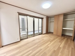 大きな開口部から明るい光が差し込む、日中の室内の明るさがこの部屋の魅力です。
