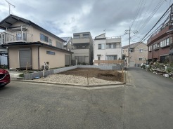 セカンドカーや来客時にも便利なカースペース2台分ございます。