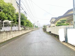 6m幅員の道路に面しておりお車の運転が苦手な方でも安心して出入りいただけます。