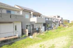 戸建てが立ち並ぶ静かな住宅街。四季折々の移り変わりを感じながら自然と楽しみ、暮らす、そんな毎日を日々の中で感じられる住環境