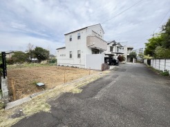 広々とした敷地は、未来への可能性を秘めた開放的な空間。整然と区切られた区画が、住まいづくりへの期待感を高めます