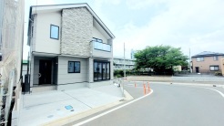 前面道路は広く、駐車がしやすいです。駐車スペース2台分ございます。