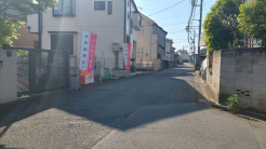 戸建てが立ち並ぶ静かな住宅街。四季折々の移り変わりを感じながら自然と楽しみ、暮らす、そんな毎日を日々の中で感じられる住環境