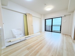 家族や友人、両親、親戚とこれから沢山の時間を紡ぐのだろう。そこを彩るのは窓から見える青い空、心地よい緑。そんなイメージが膨らむリビングスペース。