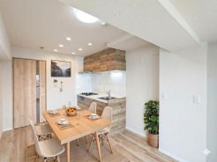 ~ダイニングキッチン/約8.0帖~
ダイニングキッチンの天井にはダウンライトを設置し、夜間でも隅々まで明るく照らせるように仕上げました。
※家具はCG合成によるものです。