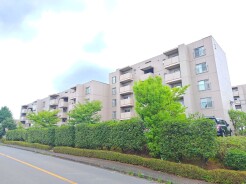 みどり豊かで閑静か環境に佇む管理体制良好マンション。
長期修繕計画あり!