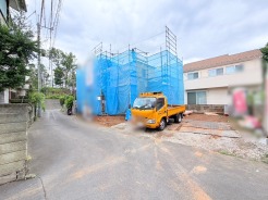 戸建てが立ち並ぶ静かな住宅街。四季折々の移り変わりを感じながら自然と楽しみ、暮らす、そんな毎日を日々の中で感じられる住環境