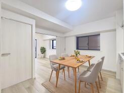 ~DiningKitchen/約7.9帖~
家族が一番集まる場所だから広々としつつも素敵な空間であって欲しい。
皆がくつろぐリビングからキッチンまでが一つに繋がる空間。
※家具はCG合成によるものです。