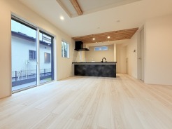 家族や友人、両親、親戚とこれから沢山の時間を紡ぐのだろう。そこを彩るのは窓から見える青い空、心地よい緑。そんなイメージが膨らむリビングスペース。