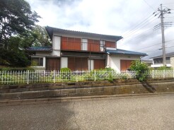 南道路に面しており日中もたくさんの陽が入ります。風通りや周辺環境など実際に現地にてご確認ください。