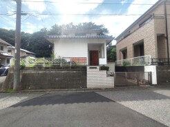 戸建てが立ち並ぶ静かな住宅街。四季折々の移り変わりを感じながら自然と楽しみ、暮らす、そんな毎日を日々の中で感じられる住環境