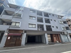 東久留米駅徒歩3分のアクセスです。開放感のある角部屋です。