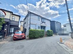 戸建てが立ち並ぶ静かな住宅街。四季折々の移り変わりを感じながら自然と楽しみ、暮らす、そんな毎日を日々の中で感じられる住環境