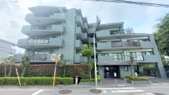 戸建てが立ち並ぶ静かな住宅街。四季折々の移り変わりを感じながら自然と楽しみ、暮らす、そんな毎日を日々の中で感じられる住環境