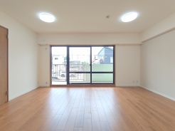 【LD/約10帖】
家族や友人、両親、親戚とこれから沢山の時間を紡ぐのだろう。
そこを彩るのは窓から見える青い空、心地よい緑。そんなイメージが膨らむリビングスペース。