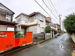 戸建てが立ち並ぶ静かな住宅街。四季折々の移り変わりを感じながら自然と楽しみ、暮らす、そんな毎日を日々の中で感じられる住環境