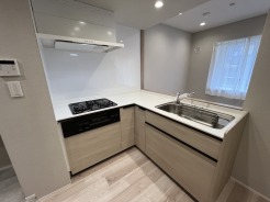 ナチュラルな木目調と白が調和する、清潔感あふれる空間です。すっきりとした佇まいが暮らしに馴染みます