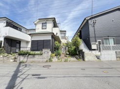 空が広がる閑静な住宅街の一角にあり、周囲と調和した心地よい空気感が漂う住まいです