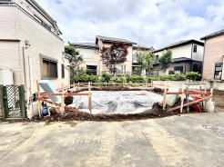 戸建てが立ち並ぶ静かな住宅街。四季折々の移り変わりを感じながら自然と楽しみ、暮らす、そんな毎日を日々の中で感じられる住環境