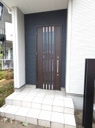 気持ちよくご家族やゲストを送迎できるスタイリッシュでスッキリとした玄関です。