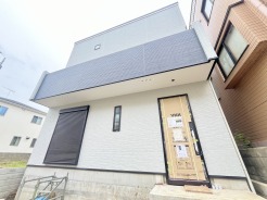 玄関はおうちの顔とも呼ばれる重要な場所!明るくスッキリと見える空間で住まう人を見送り、出迎えてくれます。