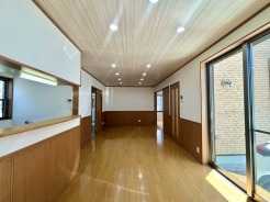 家族や友人、両親、親戚とこれから沢山の時間を紡ぐのだろう。そこを彩るのは窓から見える青い空、心地よい緑。そんなイメージが膨らむリビングスペース。