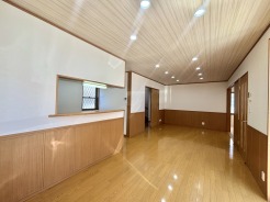 家族団欒のリビング。陽光差し込む食卓には家族の会話とスマイルが溢れます。いつまでもここで食卓を囲みたくなる、そう感じさせてくれるスペース。