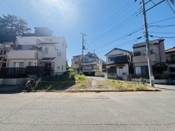 戸建てが立ち並ぶ静かな住宅街。四季折々の移り変わりを感じながら自然と楽しみ、暮らす、そんな毎日を日々の中で感じられる住環境