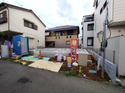 戸建てが立ち並ぶ静かな住宅街。四季折々の移り変わりを感じながら自然と楽しみ、暮らす、そんな毎日を日々の中で感じられる住環境