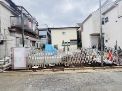 戸建てが立ち並ぶ静かな住宅街。四季折々の移り変わりを感じながら自然と楽しみ、暮らす、そんな毎日を日々の中で感じられる住環境