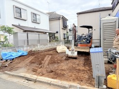 戸建てが立ち並ぶ静かな住宅街。四季折々の移り変わりを感じながら自然と楽しみ、暮らす、そんな毎日を日々の中で感じられる住環境