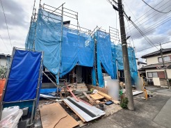 ダーク調の色味で落ち着いた外観です