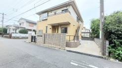 軽量鉄骨の2世帯向け住宅です。