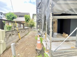 前面道路は広く、駐車がしやすいです。駐車スペース2台分ございます。