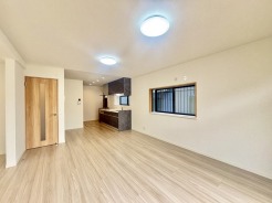 家族団欒のリビング。陽光差し込む食卓には家族の会話とスマイルが溢れます。いつまでもここで食卓を囲みたくなる、そう感じさせてくれるスペース。