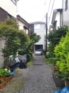 前面道路は通り抜けができないため、交通量が少なく静かな住環境です。