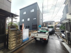 前面道路は通り抜けができないため、交通量が少なく静かな住環境です。