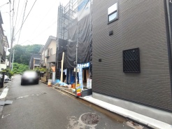前面道路は通り抜けができないため、交通量が少なく静かな住環境です。