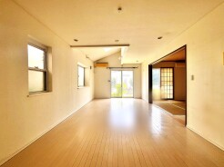 家族や友人とこれから沢山の時間を紡ぐのだろう。そこを彩るのは窓から見える青い空、心地よい緑。そんなイメージが膨らむリビングスペース。