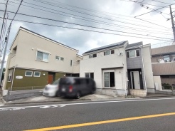 前面道路は広く、駐車がしやすいです。駐車スペース2台分ございます。