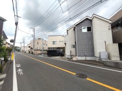 前面道路は広く、駐車がしやすいです。駐車スペース2台分ございます。