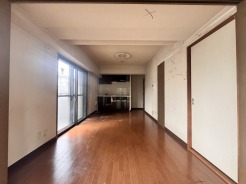 大きな開口部から明るい光が差し込むリビング。日中の室内の明るさがこの部屋の魅力です。