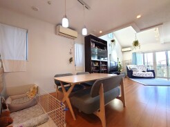 家族や友人、両親、親戚とこれから沢山の時間を紡ぐのだろう。
そこを彩るのは窓から見える青い空、心地よい緑。そんなイメージが膨らむリビングスペース。