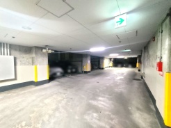 マンション地下駐車場から雨の日でも濡れずに建物へ出入出来ます。