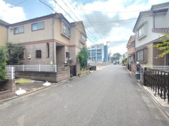 6m幅員の道路に面しておりお車の運転が苦手な方でも安心して出入りいただけます。