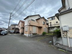 戸建てが立ち並ぶ静かな住宅街。四季折々の移り変わりを感じながら自然と楽しみ、暮らす、そんな毎日を日々の中で感じられる住環境